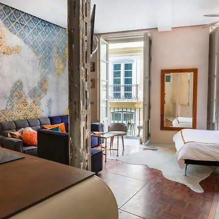 Balcones De Larios: Beautiful Balconies Next To Plaza De La Constitucion Apartment *