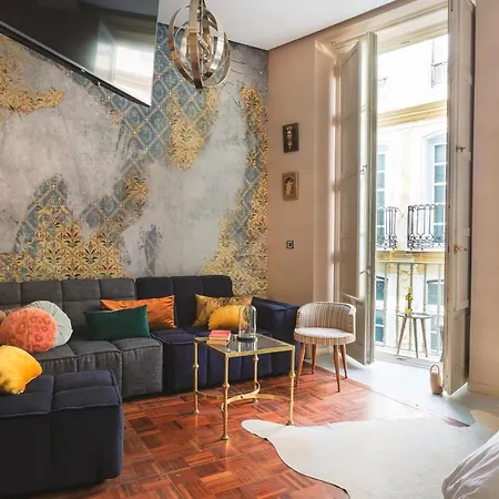 Balcones De Larios: Beautiful Balconies Next To Plaza De La Constitucion Apartment Malaga